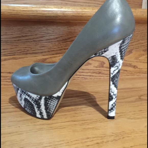 JustFab Grey with Snakeskin heel and platform, gently worn, Size 6 - Picture 2 of 5